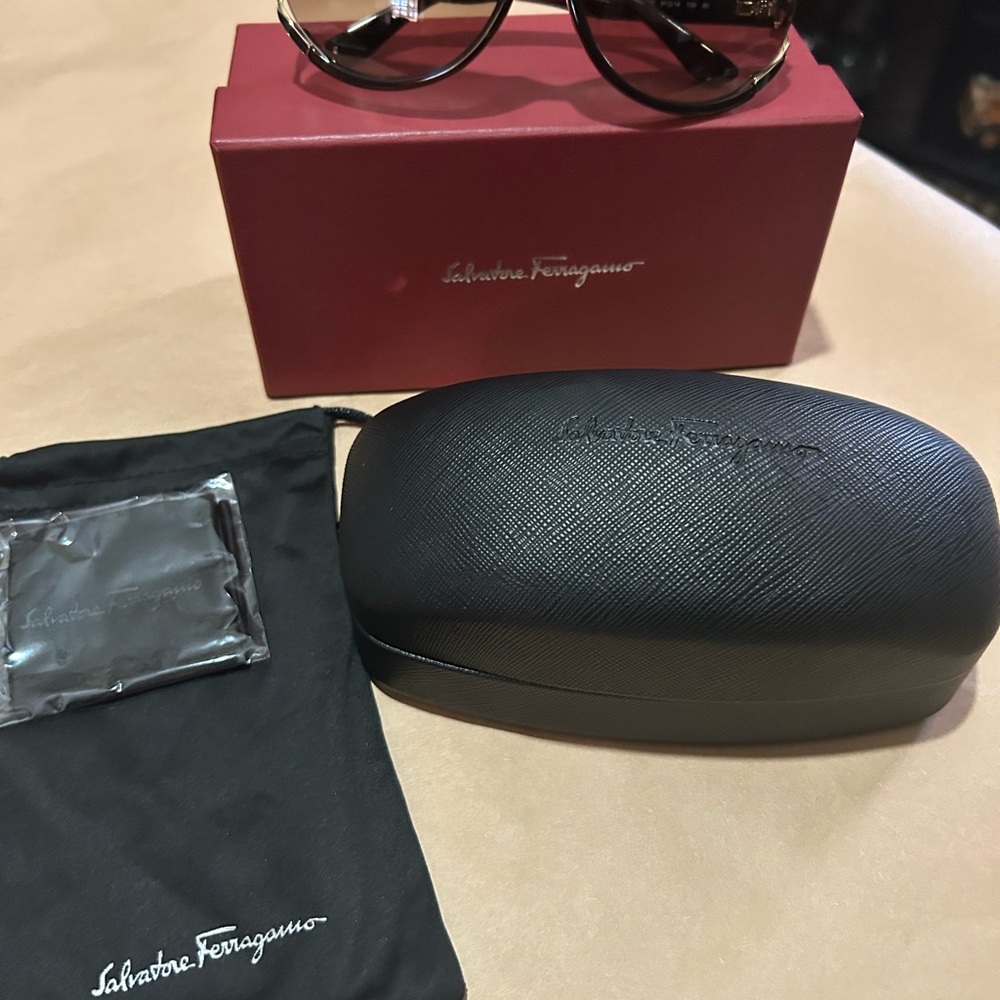 Salvatore Ferragamo Oval Oversized Classic Sunglasses - Picture 5 of 7